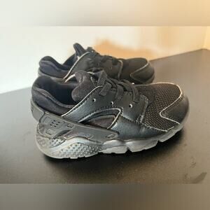 NIKE BOYS HUARACHE SNEAKERS SIZE 9